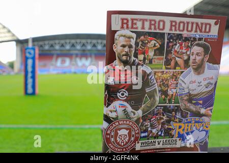 Wigan, Großbritannien. August 2021. Spielprogramm im DW-Stadion in Wigan, Großbritannien am 8/25/2021. (Foto von Conor Molloy/News Images/Sipa USA) Quelle: SIPA USA/Alamy Live News Stockfoto