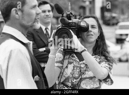 Austin Texas USA, um 1993: Weibliche Kamerafanerin, Teil einer Nachrichtenmannschaft des lokalen Fernsehsenders, zeichnet eine Pressekonferenz in der Nähe des Texas Capitol auf. ©Bob Daemmrich Stockfoto