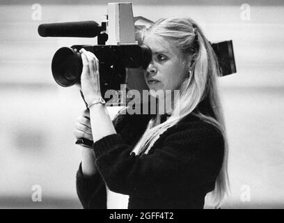 Austin, Texas, USA, um 1991: Weibliche Fernsehkamera-Betreiberin zeichnet öffentliche Anhörung in der Schulbank für die Ausstrahlung auf. ©Bob Daemmrich Stockfoto