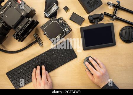 Kreativer Fotograf, der Computerteile nach Geräten am Tisch verwendet Stockfoto