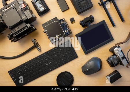 Flache Verlegung der Filmausrüstung mit Computerteilen auf dem Tisch Stockfoto