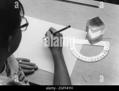 Austin Texas USA, um 1992 strahlender und begabter Student, der in der Sommerschule Geometrie lernt. ©Bob Daemmrich Stockfoto