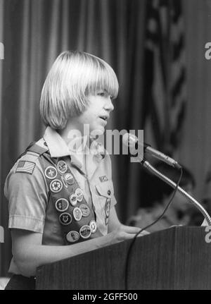 Austin Texas USA, um 1992: Eagle Scout trägt eine Schärpe mit Verdienstabzeichen und spricht bei einer öffentlichen Versammlung. ©Bob Daemmrich Stockfoto