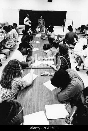 Austin Texas USA, um 1990: Hispanische Teenager, die sich während des Sommerbeschäftigungsseminars Notizen machen, gesponsert von der Stadt Austin für einkommensschwache Jugendliche. ©Bob Daemmrich Stockfoto