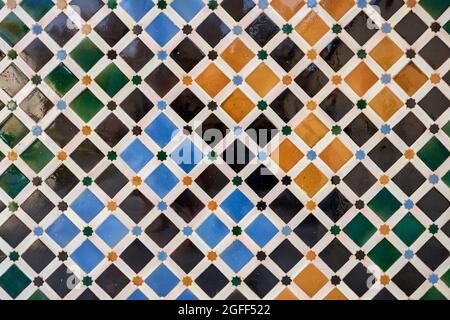 Buntes Fliesenmosaik in der Alhambra de Granada in Spanien. Stockfoto