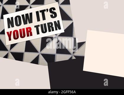 Worte SIND JETZT AN DER REIHE in schwarzen Buchstaben auf Visitenkarte, die auf einem Holztisch stehen. Geschäftskonzept Stockfoto