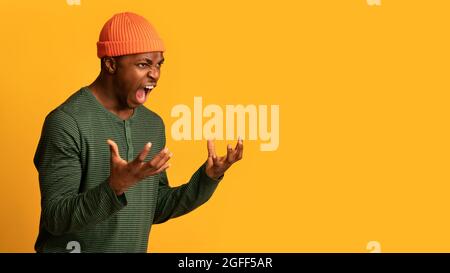 Porträt Eines Wütenden Afroamerikanischen Mannes, Der Mit Wut Auf Gelbem Hintergrund Schreit Stockfoto