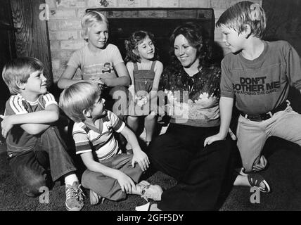 Austin Texas USA, um 1983: Mutter posiert zu Hause mit fünf adoptierten Kindern, darunter Zwillingsjungen. ©Bob Daemmrich Stockfoto