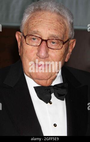 Henry Kissinger nimmt an der Eröffnung der Saison 2009-10 der Metropolitan Opera mit einer Neuproduktion von „Tosca“ am Josie Robertson Plaza des Lincoln Center in New York City am 21. September 2009 Teil. Foto: Henry McGee/MediaPunch Stockfoto