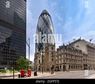 LONDON CITY ALDGATE LEADENHALL STREET ROTE BRIEFKÄSTEN ST ANDREW UNDERSHAFT DIE KIRCHE UND DER GHERKIN WOLKENKRATZER Stockfoto