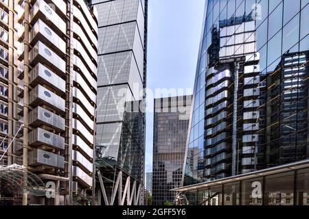 DIE LONDONER STADT ALDGATE LLOYD'S VON LONDON SPIEGELT SICH IN DEN WOLKENKRATZERN DER WILLIS TOWERS WATSON IN DER LIME STREET WIDER Stockfoto