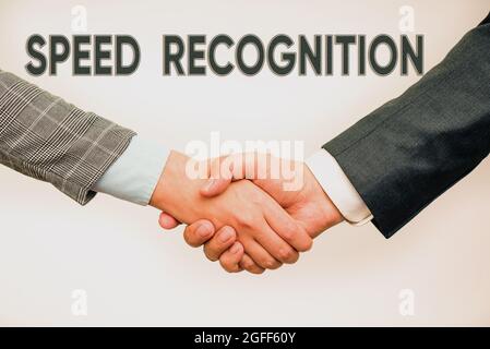 Schild, das die Geschwindigkeitserkennung anzeigt. Business-Ansatz-Technologie zur Erkennung und Erkennung von überhöhter Geschwindigkeit Auto zwei Professional Well-Dressed Corporate Stockfoto