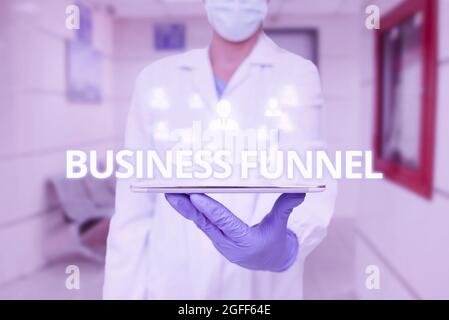 Handschriftenschild Business Funnel. Überblick über das Unternehmen Kaufprozess, bei dem Unternehmen ihre Kunden führen man in Uniform Standing Holding Tablet Stockfoto