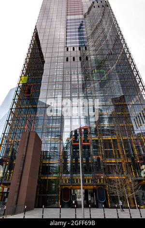 LONDON CITY THE LEADENHALL BUILDING ODER CHEESEGRATER A SKYSCAPER IM SOMMER Stockfoto