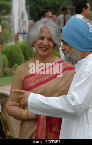 Der ehemalige stellvertretende Vorsitzende der Planungskommission, Montek Singh Ahluwalia, und seine Frau Isher Judge Ahluwalia, Economist und Padma-Bhushan-Preisträgerin. Pho Stockfoto