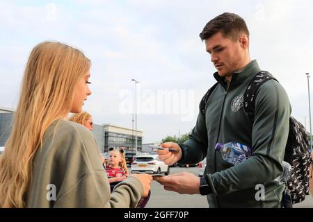 Wigan, Großbritannien. August 2021. John Bateman (13) von Wigan Warriors unterzeichnet am 8/25/2021 ein Autogramm für einen Fan in Wigan, Großbritannien. (Foto von Conor Molloy/News Images/Sipa USA) Quelle: SIPA USA/Alamy Live News Stockfoto