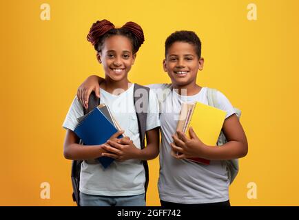 Cute afroamerikanischen Jungen und Mädchen gehen zur Schule Stockfoto