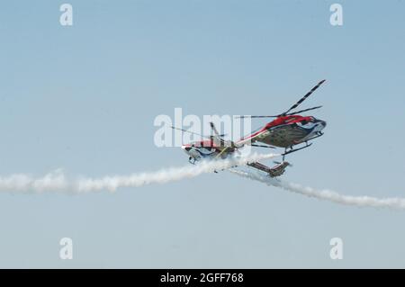 Sarang Helikopter-Flugdisplay-Team der indischen Luftwaffe, das vier modifizierte HAL-Hubschrauber Dhruv fliegt, auch bekannt als Advanced Light Helicopter (AL Stockfoto