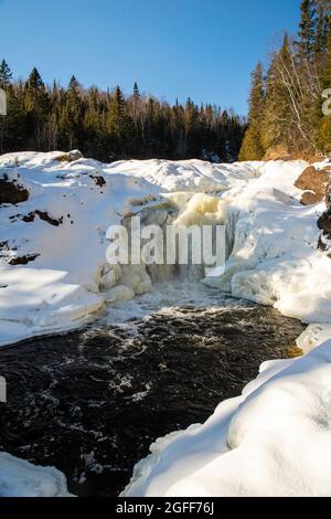 Brule River und Devil's Kettle Falls an einem kalten Wintertag; Judge CR Magney State Park, Grand Marais, Minnesota, USA. Stockfoto