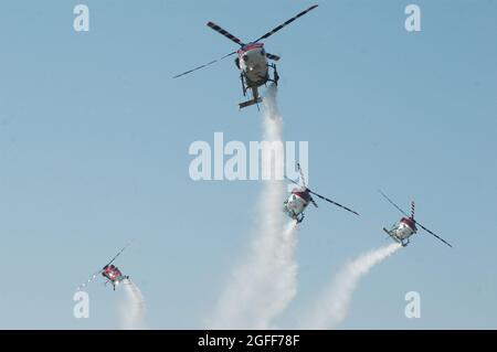 Sarang Helikopter-Flugdisplay-Team der indischen Luftwaffe, das vier modifizierte HAL-Hubschrauber Dhruv fliegt, auch bekannt als Advanced Light Helicopter (AL Stockfoto