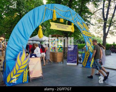 Odessa, Ukraine. August 2021. 21-24 Aug 2021 Primorsky veranstaltete das 12. Wyschywanka-Festival, das zeitgleich mit dem Flaggentag und dem Unabhängigkeitstag der Ukraine stattfand. Odessa, Ukraine, Festival. Quelle: Arkadiy Luchak/Alamy Live News Stockfoto