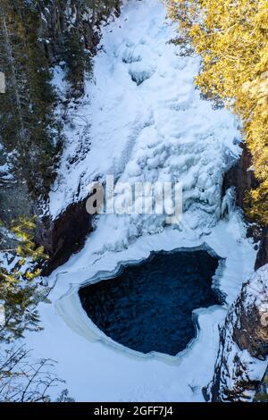 Brule River und Devil's Kettle Falls an einem kalten Wintertag; Judge CR Magney State Park, Grand Marais, Minnesota, USA. Stockfoto