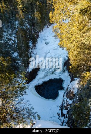 Brule River und Devil's Kettle Falls an einem kalten Wintertag; Judge CR Magney State Park, Grand Marais, Minnesota, USA. Stockfoto