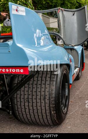 Breiter Hinterreifen des Porsche 917K Rennwagens in klassischer Gulf Oil-Farbgebung beim Goodwood Festival of Speed Motor Racing Event 2014. Fetter Reifen Stockfoto