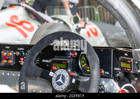 Im Cockpit eines sauber gebauten Mercedes Benz C11 Gruppe C Sport-Prototyp Langstreckenwagens. Lenkrad, Schalter, Ausleseanzeigen Stockfoto