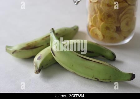 Unter reifen Kochbananen für die Herstellung von Bananenchips verwendet. Ein Hauptbestandteil der vegetarischen Onam-Mahlzeiten im Volksmund auch Ethakka upperi genannt. Aufgenommen auf weißem Hintergrund Stockfoto