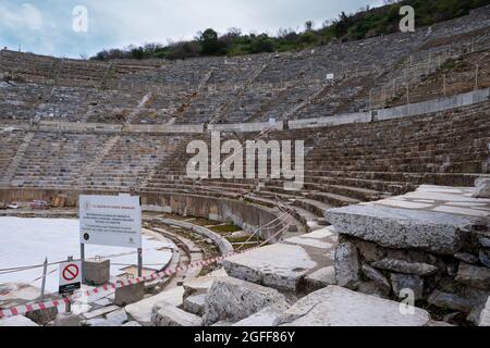 Selcuk, Izmir, Türkei - 03.09.2021: Restaurierungswarnung des türkischen Kulturministeriums für das antike Theater in den Ruinen von Ephesus, historische antike Roma Stockfoto