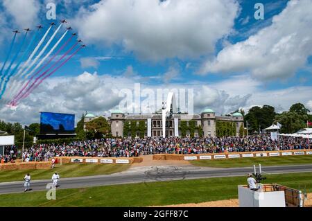 RAF, Royal Air Force Red Arrows fliegen während des Festival of Speed über Goodwood House. Zuschauermassen und Mercedes-Zentrale Stockfoto