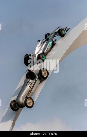 Die Spielskulptur zum Goodwood Festival of Speed 2014 deckt die Geschichte von Mercedes ab. Gerry Judah mit zentraler Skulptur. Formel-1-Fahrzeuge Stockfoto
