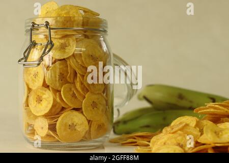 Gebratene Bananenchips, die durch Frittieren unter reifen Bananenscheiben hergestellt werden. Ein Hauptbestandteil der vegetarischen Onam-Mahlzeiten im Volksmund auch Ethakka upperi genannt. Schuss auf weiß b Stockfoto