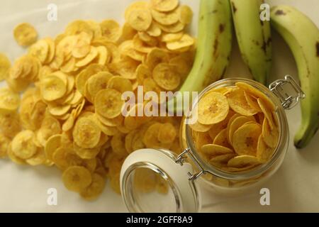 Gebratene Bananenchips, die durch Frittieren unter reifen Bananenscheiben hergestellt werden. Ein Hauptbestandteil der vegetarischen Onam-Mahlzeiten im Volksmund auch Ethakka upperi genannt. Schuss auf weiß b Stockfoto