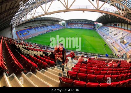 Wigan, Großbritannien. August 2021. Fans beginnen, ihre Sitze für das Spiel in Wigan, Großbritannien am 8/25/2021. (Foto von Conor Molloy/News Images/Sipa USA) Quelle: SIPA USA/Alamy Live News Stockfoto