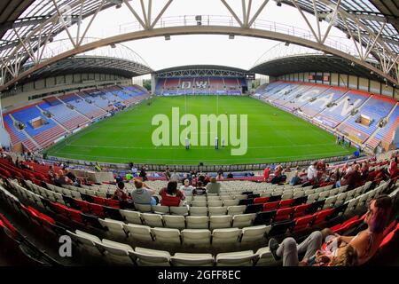 Wigan, Großbritannien. August 2021. Fans beginnen, ihre Sitze für das Spiel in Wigan, Großbritannien am 8/25/2021. (Foto von Conor Molloy/News Images/Sipa USA) Quelle: SIPA USA/Alamy Live News Stockfoto