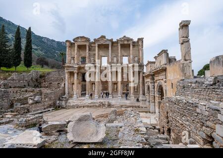 Selcuk, Izmir, Türkei - 03.09.2021: Weitwinkel-Ansicht der berühmten Celsus Bibliothek drittgrößte Bibliothek in der antiken Welt in Ephesus Ruinen, historische A Stockfoto