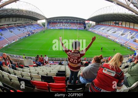 Wigan, Großbritannien. August 2021. Fans beginnen, ihre Sitze für das Spiel in Wigan, Großbritannien am 8/25/2021. (Foto von Conor Molloy/News Images/Sipa USA) Quelle: SIPA USA/Alamy Live News Stockfoto