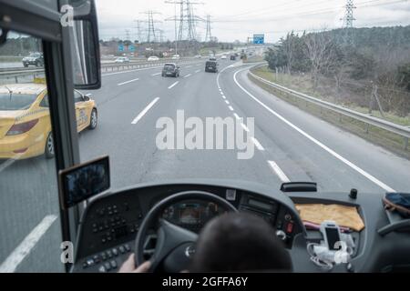 Arnavutkoy, Istanbul, Türkei - 03.11.2021: Perspektive eines Busfahrers und Busfahrers auf der Istanbuler Autobahn Stockfoto