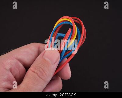 Eine Person, die Gummibänder in der Hand hält. Nahaufnahme. Stockfoto