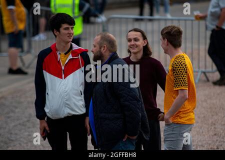 Newport, Großbritannien. August 2021. Fans kehren zur Rodney Parade zurück. Carabao Cup, 2nd round match, Newport County gegen Southampton bei der Rodney Parade in Cardiff, Wales am Mittwoch, 25. August 2021. Dieses Bild darf nur für redaktionelle Zwecke verwendet werden. Nur zur redaktionellen Verwendung, Lizenz für kommerzielle Nutzung erforderlich. Keine Verwendung bei Wetten, Spielen oder Veröffentlichungen in einem Club/einer Liga/einem Spieler. PIC von Lewis Mitchell/Andrew Orchard Sports Photography/Alamy Live News Credit: Andrew Orchard Sports Photography/Alamy Live News Stockfoto