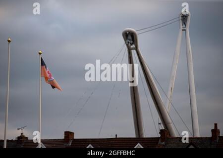 Newport, Großbritannien. August 2021. Eine Flagge fliegt bei der Rodney Parade. Carabao Cup, 2nd round match, Newport County gegen Southampton bei der Rodney Parade in Cardiff, Wales am Mittwoch, 25. August 2021. Dieses Bild darf nur für redaktionelle Zwecke verwendet werden. Nur zur redaktionellen Verwendung, Lizenz für kommerzielle Nutzung erforderlich. Keine Verwendung bei Wetten, Spielen oder Veröffentlichungen in einem Club/einer Liga/einem Spieler. PIC von Lewis Mitchell/Andrew Orchard Sports Photography/Alamy Live News Credit: Andrew Orchard Sports Photography/Alamy Live News Stockfoto