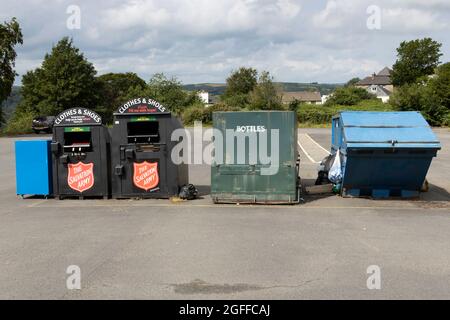 Reihe von Recycling-Behältern in Great Torrington Stockfoto