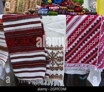 Odessa, Ukraine. August 2021. 21-24 Aug 2021 Primorsky veranstaltete das 12. Wyschywanka-Festival, das zeitgleich mit dem Flaggentag und dem Unabhängigkeitstag der Ukraine stattfand. Odessa, Ukraine, ethnisch besticktes Hemd. Quelle: Arkadiy Luchak/Alamy Live News Stockfoto