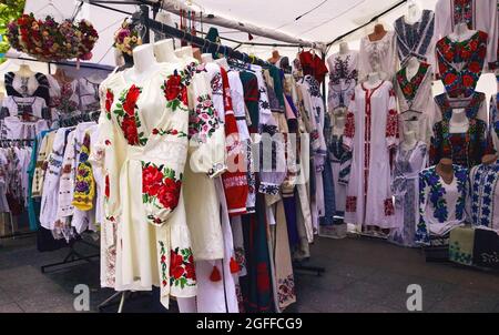 Odessa, Ukraine. August 2021. 21-24 Aug 2021 Primorsky veranstaltete das 12. Wyschywanka-Festival, das zeitgleich mit dem Flaggentag und dem Unabhängigkeitstag der Ukraine stattfand. Odessa, Ukraine, Tageszeit. Quelle: Arkadiy Luchak/Alamy Live News Stockfoto