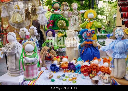 Odessa, Ukraine. August 2021. 21-24 Aug 2021 Primorsky veranstaltete das 12. Wyschywanka-Festival, das zeitgleich mit dem Flaggentag und dem Unabhängigkeitstag der Ukraine stattfand. Odessa, Ukraine, Tageslicht. Quelle: Arkadiy Luchak/Alamy Live News Stockfoto