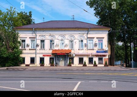 Ein altes zweistöckiges Gebäude aus dem Jahr 1880, in dem sich das Restaurant und das Hotel befinden: Moskau, Russland - 15. August 2021 Stockfoto