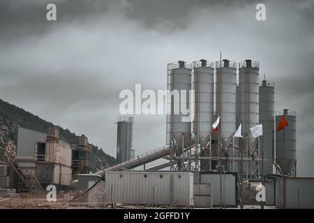 Zementsilos Türmen auf der Baustelle Stockfoto
