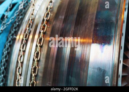 Demontierte Gasturbine zur Stromerzeugung. Details zu Rotorblättern und -Scheiben Stockfoto
